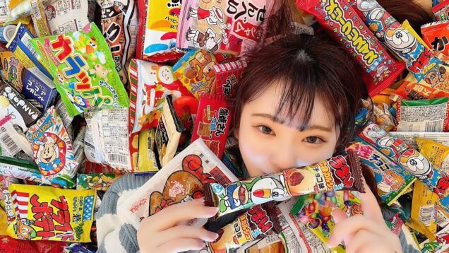 今までにない大量の駄菓子が送られてきました。「目隠しで駄菓子を当てろ！」